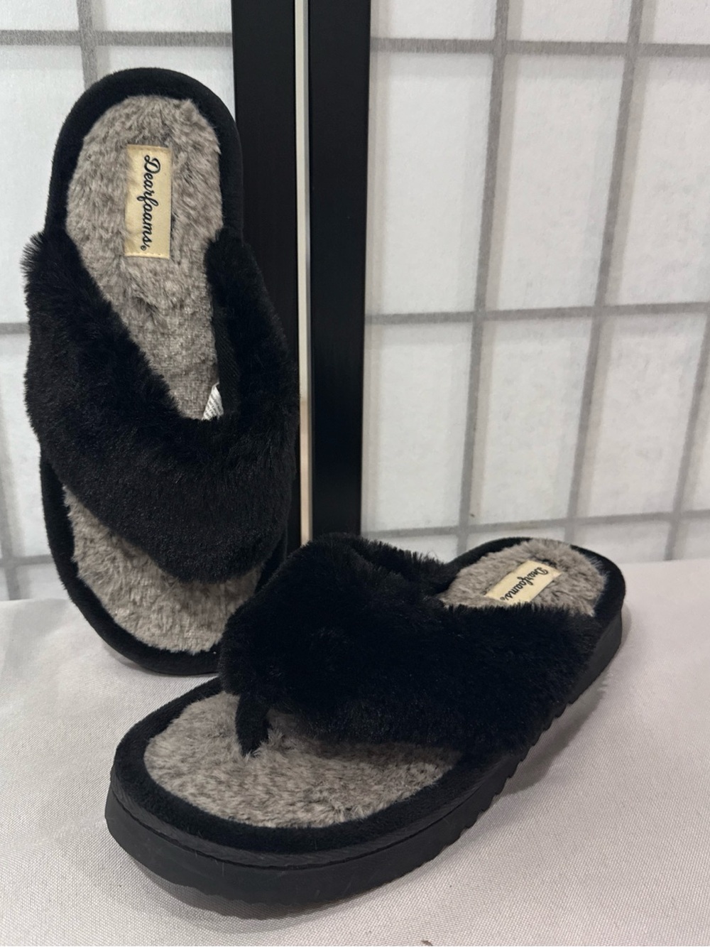 Dearfoams Women’s Faux Fur Cross Band Slide Slippers Black Gray Cozy House Shoes